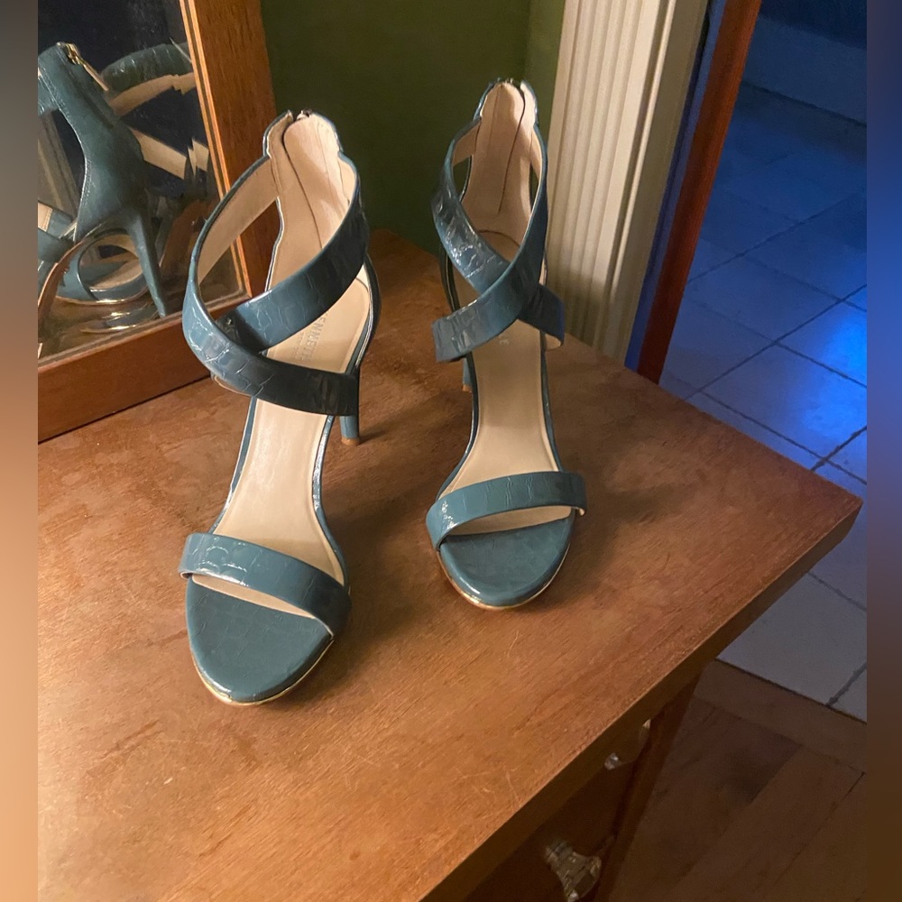 KENNETH COLE NEW YORK
Green Croc Rand Brooke Stiletto
Leather Sandals 10 M